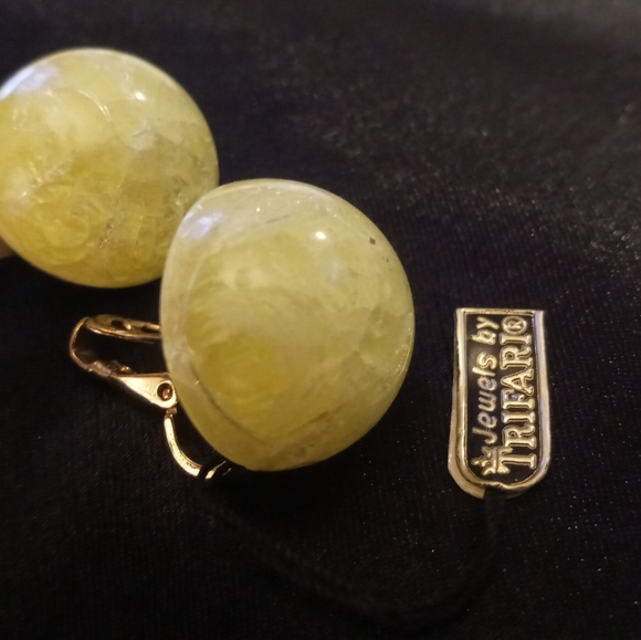 Trifari sun dot buttons earrings with original tags citrine like stone. - Picture 9 of 9